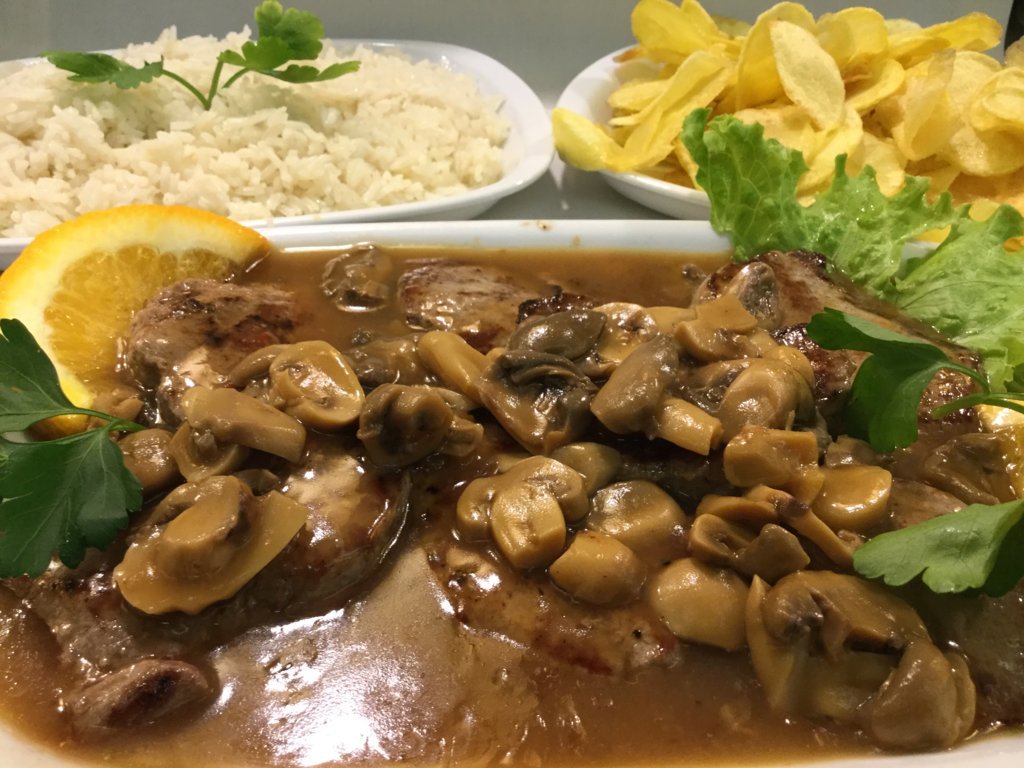 Lombinhos de vitela c/ molho de champignon